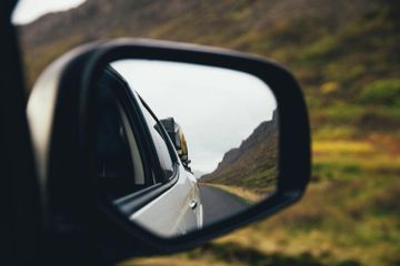 Kaca spion mobil merupakan salah satu contoh cermin cembung.