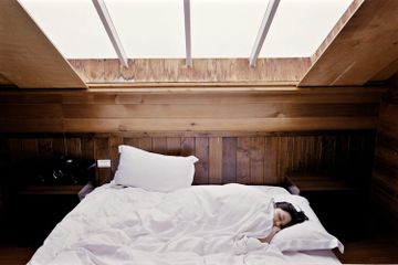 Tidur dalam ruangan dengan cahaya terang juga dapat menyebabkan gangguan tidur.