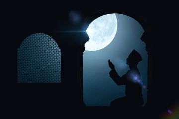 Setiap malam hari selama bulan Ramadan, umat Islam melakukan salat tarawih.