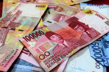 Mata uang Indonesia terbagi menjadi dua jenis, yaitu logam dan kertas.