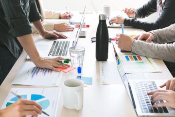 Penyajian data dibedakan menjadi  data tabel, data diagram batang, data diagram garis, dan data lingkaran.
