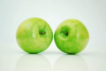 Apple to apple adalah idiom untuk membandingkan suatu hal yang sama atau memiliki kemiripan.
