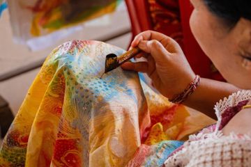 Batik adalah warisan budaya Indonesia yang mendunia.