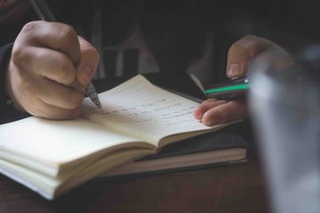 Simple future tense adalah tenses yang menunjukkan suatu peristiwa yang terjadi di waktu yang akan datang.