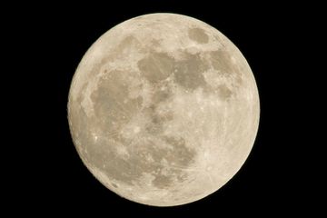 Mengapa Bulan Tidak Memiliki Atmosfer?