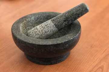 Alat penumbuk bumbu terbuat dari batuan sedimen.