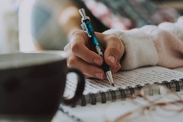 Perbedaan Penggunaan Kata Rise dan Raise dalam Bahasa Inggris