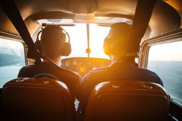 Profesi pilot bertugas untuk menerbangkan pesawat.