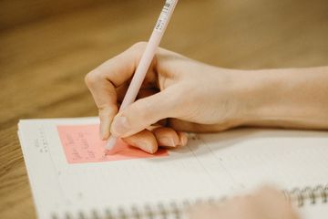 Preposition of movement merupakan kata depan yang mendeskripsikan suatu pergerakan.