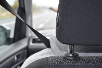 Apa Fungsi Kancing Kecil pada Ujung Sabuk Pengaman Mobil?
