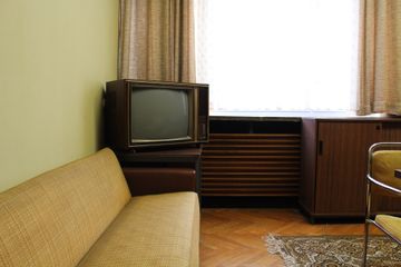  TV analog dapat diartikan sebagai TV yang bergantung pada frekuensi sinyal yang dikeluarkan oleh pemancar.