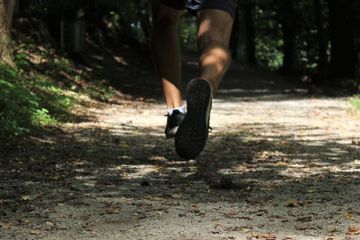 Jalan cepat merupakan salah satu olahraga yang dapat kita lakukan saat bulan puasa.