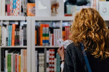 Dalam bahasa Indonesia, perpustakaan sekolah disebut dengan school library.