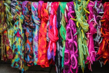Batik jumputan adalah kesenian atau kerajinan tangan yang berasal dari beberapa daerah di Indonesia.