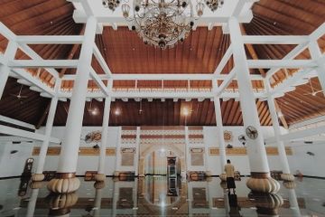 Masjid merupakan salah satu bentuk akulturasi kebudayaan Islam dengan kebudayaan di Nusantara.