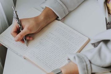 Future Perfect Tense digunakan untuk menyatakan peristiwa atau menyatakan hal yang diprediksi akan sudah terjadi, bahkan sudah selesai di masa depan.