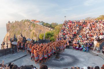 Tari Kecak merupakan salah satu tarian asal Indonesia yang terkenal, bahkan mendunia.