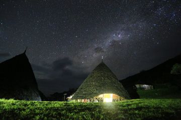 Pemandangan langit malam di kampung Wae Rebo sangat indah dan mengagumkan.