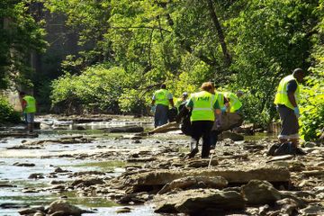 Melestarikan sungai dapat dilakukan dengan kegiatan kerja bakti membersihkan sungai.