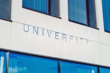 UGM dan ITB menerapkan program double degree yang bermitra dengan universitas luar negeri untuk sejumlah departemen.