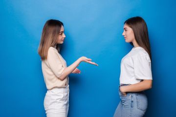 Slang word adalah kata gaul yang digunakan dalam percakapan santai dengan teman atau kerabat dekat.