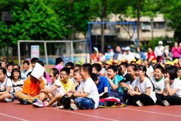 Sikap persatuan dan kesatuan di sekolah akan menciptakan hidup rukun dan damai.