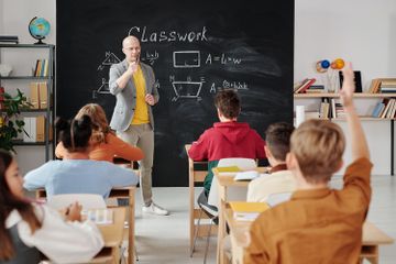 Guru merupakan salah satu jeneng pegawean atau nama pekerjaan dalam bahasa Jawa.