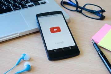 Membuat konten video YouTube dibutuhkan beberapa peralatan agar video yang dihasilkan jelas dan menarik.
