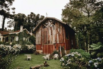 Descriptive text adalah sebuah teks yang menjelaskan suatu hal, seperti orang, objek, tempat, atau peristiwa secara rinci.