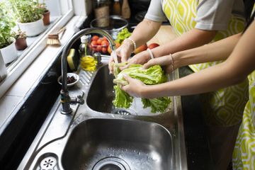 Mencuci buah dan sayur harus dilakukan sebelum dikonsumsi atau dimasak.