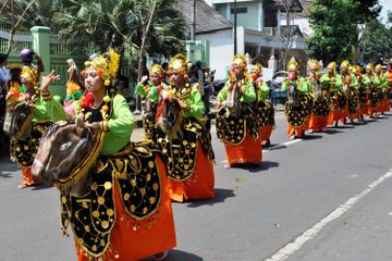 Pawai budaya menampilkan keberagaman budaya di Indonesia.