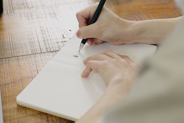 Interrogative sentence merupakan kalimat yang digunakan untuk mengajukan pertanyaan.