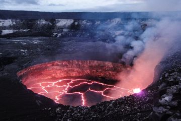 Intrusi magma merupakan bagian dari proses vulkanisme yang memiliki manfaat dan kerugian.
