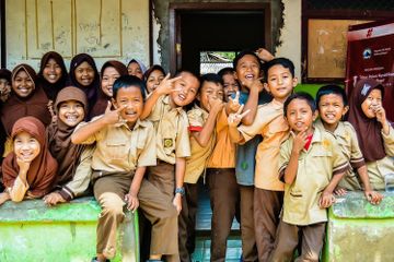 Tidak membeda-bedakan teman di sekolah merupakan perilaku yang sesuai dengan nilai-nilai Pancasila.