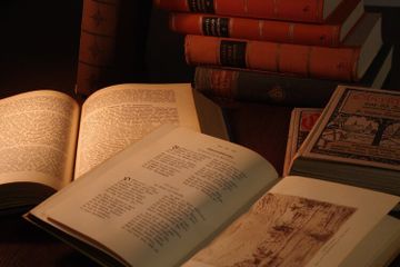 Sejarah Perkembangan Buku dari Masa Papirus Digulung hingga Buku Elektronik