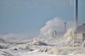 Tsunami merupakan bencana alam yang terjadi karena adanya patahan di bawah laut.