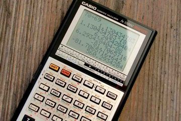 Desimal dalam bahasa Inggris disebut dengan decimal.