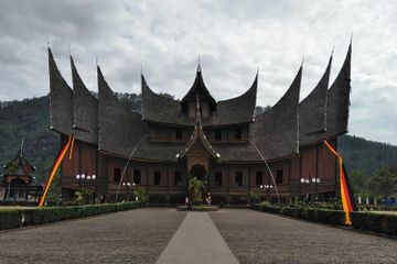 Suku Minang memiliki rumah adat yang disebut Rumah Gadang.