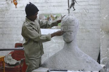 Seniman atau pembuat patung memerlukan keterampilan khusus dalam membuat patung.