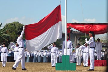 Nasionalisme dan patriotisme harus dimiliki oleh suatu bangsa.