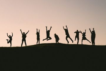 Tidak membeda-bedakan teman merupakan salah satu contoh perilaku yang sesuai dengan sila kesatu dan kedua Pancasila.