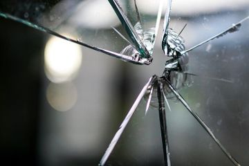 Makna Idiom 'Broken Glass' dan Contoh Kalimat dalam Bahasa Inggris