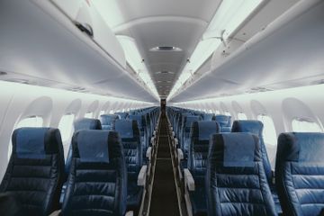 Ada beberapa peraturan di pesawat, salah satunya menegakkan kursi saat ingin lepas lendas dan mendarat.