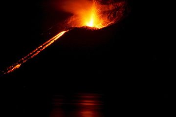Gunung berapi aktif dapat mengeluarkan lava pijar sewaktu-waktu.