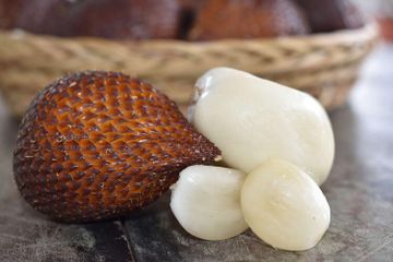 Apa Manfaat Mengonsumsi Buah Salak Bersamaan dengan Kulit Arinya?