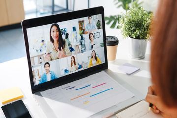 Google Meeting dan Zoom adalah aplikasi yang digunakan untuk layanan video conference.