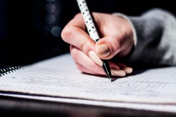 Dalam bahasa Inggris, kata sifat disebut dengan adjective.