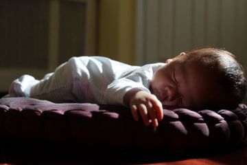 Lirik dan Makna Tembang Dolanan 'Tak Lelo Ledung' yang Dinyanyikan untuk Pengantar Tidur