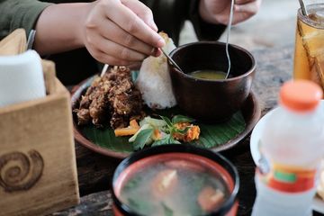 Enak dalam bahasa sunda disebut dengan raos.