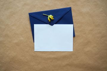 Dalam bahasa Indonesia, layang disebut dengan surat.